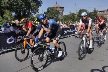 Dünyanın en önemli bisiklet yarışlarından biri olan Milano Sanremo 'ya başlayarak, bu yıl Ağustos ayının alışılmadık ayına ertelendi.
