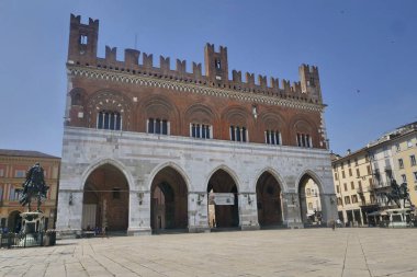  Piazza dei Cavalli Piacenza 'daki Gotik saray, Emilia Romagna, İtalya.