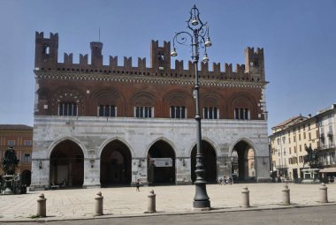  Piazza dei Cavalli Piacenza 'daki Gotik saray, Emilia Romagna, İtalya.