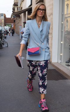Milano moda haftasında Peter Pilotto defilesinden önce moda blogcusu sokak tarzı kıyafet.