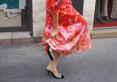 Moda blogcusu Erika Boldrin sokak tarzı kıyafet Peter Pilotto moda defilesinden önce Milano moda haftası kışı boyunca.