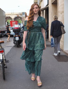 Milano moda haftasında Peter Pilotto defilesinden önce moda blogcusu sokak tarzı kıyafet.