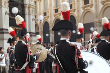 Carabinieri bandosu, Cumhuriyet Günü için MILAN, Corso Galerisi 'nde konser veriyor..