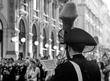 Carabinieri bandosu, Cumhuriyet Günü için MILAN, Corso Galerisi 'nde konser veriyor..