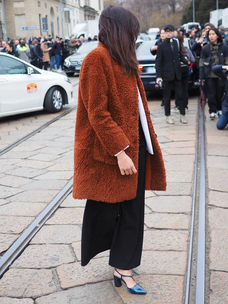 Milan moda haftasında Roberto Cavalli moda defilesinden önce moda blogcuları sokak tarzı kıyafet koleksiyonu