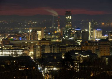 Brescia gece manzarası tarihi kaleden şehrin üzerinde. Lombardy, İtalya