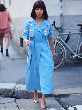 Milan moda haftasında BLUMARINE defilesinden önce moda blogcusu sokak tarzı kıyafet. Güz / Kış 2020