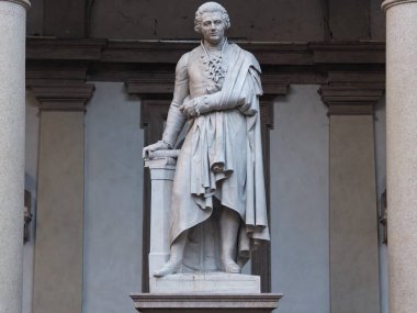 Filozof, ekonomist ve tarihçi Pietro Verri heykeli