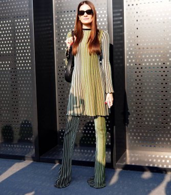 Milan moda haftasında Gucci moda defilesinden önce moda blogcusu sokak tarzı kıyafet 2020 sonbahar / kış