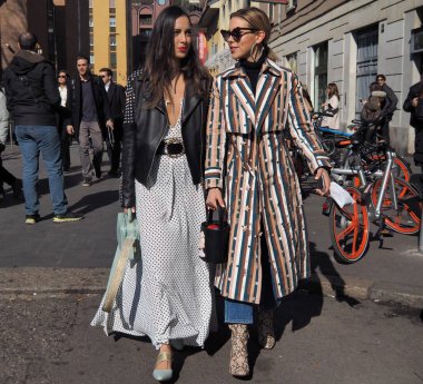 Milan moda haftasında Laura Biagiotti defilesinden sonra moda blogcuları sokak stili kıyafetleri. Güz / Kış 2020