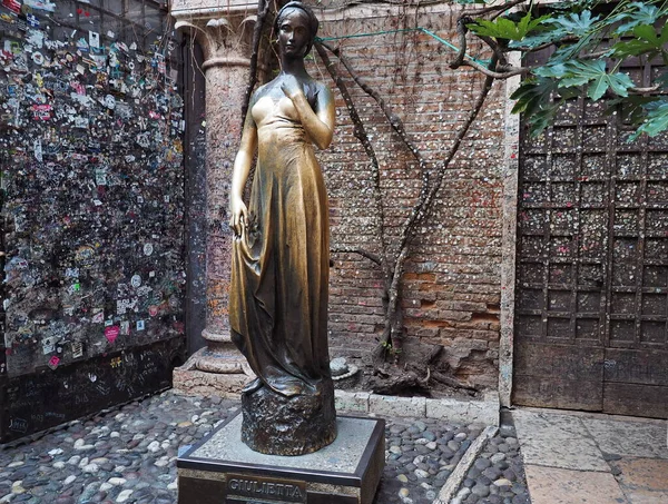 Verona, İtalya 'da Juliet Heykeli