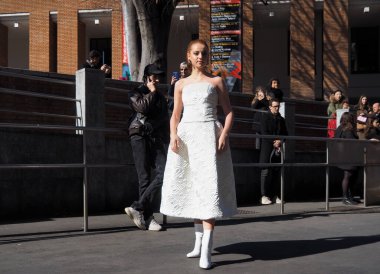 Milano moda haftasında Laura Biagiotti defilesinden sonra moda blogcusu sokak tarzı kıyafet. Güz / Kış 2020