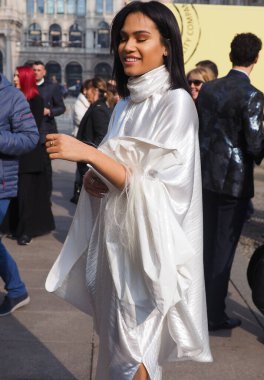 Milan moda haftasında Alberto Zambelli moda defilesinden önce moda blogcusu sokak tarzı kıyafet 2020 sonbaharında