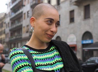 Milano Moda Haftası 'ndaki Dolce & Gabbana defilesinden önce moda blogcusu sokak tarzı kıyafet