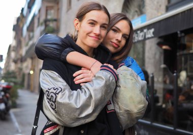 Milano Moda Haftası 2020 'deki Dolce & Gabbana defilesinden sonra fotoğrafçılara poz veren modeller