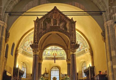 Sant 'Ambrogio Bazilikası, Milano' daki en eski kiliselerden biri. Milan 'ın koruyucu azizi