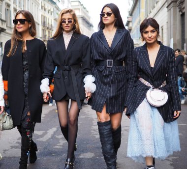 Milan Moda Haftası Kadını 'nın sonbahar / kış koleksiyonları sırasında, ERMANNO SCERVINO defilesinden sonra sokaklarda fotoğrafçılar için yürüyen moda blogcuları Milan, İtalya. 