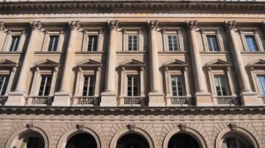 Santa Maria Annunciata cephesi ve büyük saat, Milan, Lombardy, İtalya.