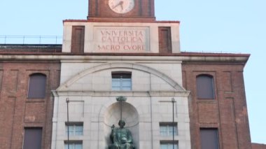 Milano 'daki Katolik Üniversitesi' ne giriş tarihi büyük saat..