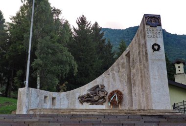  İtalya 'da Brembana Vadisi' nde ölenler için anıt ve heykel.