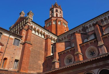 1219-1227 yılları arasında inşa edilen gotik mimaride Sant 'Andrea kilisesinin manastırı..