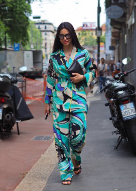 Milano Moda Haftası adamı Sonbahar / Kış 2019 / 2020 'de NEIL BARRET defilesinden önce moda blogger sokak tarzı kıyafet