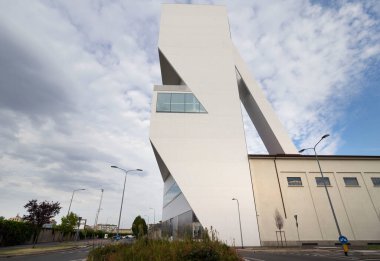 Prada Vakıf Kulesi, yeni bina 19 Nisan 2018 'de açıldı. Milan, Lombardiya, İtalya.