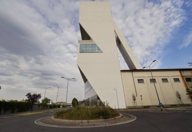 Prada Vakıf Kulesi, yeni bina 19 Nisan 2018 'de açıldı. Milan, Lombardiya, İtalya.