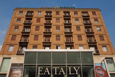 İtalya 'nın Milano kentindeki popüler süpermarketlerden birinin dış cephesi..