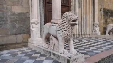 Bergamo 'daki Santa Maria Maggiore Bazilikası' nın beyaz aslanlarının (Porta dei Leoni bianchi) kapısı