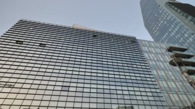 Milano, Lombardy, İtalya 'nın Porta Nuova bölgesindeki elmas kule gökdeleni.