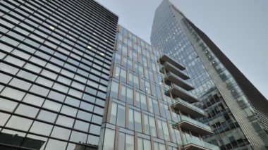 Milano, Lombardy, İtalya 'nın Porta Nuova bölgesindeki elmas kule gökdeleni.