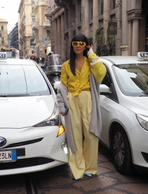 Milan moda haftası / yaz koleksiyonları sırasında Calcaterra defilesinden önce moda blogcusu sokak tarzı kıyafet