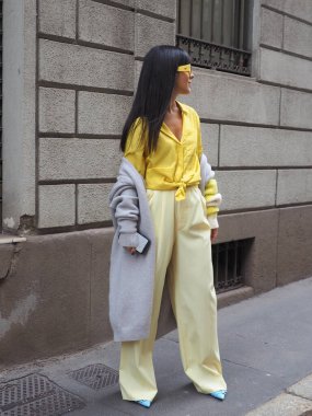 Milan moda haftası / yaz koleksiyonları sırasında Calcaterra defilesinden önce moda blogcusu sokak tarzı kıyafet