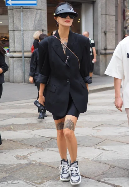 Milan moda haftası / yaz koleksiyonları sırasında Calcaterra defilesinden sonra moda blogcusu sokak tarzı kıyafet