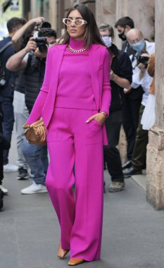  MFW 2020 yılındaki SImona Marziali moda defilesinden önce blogger sokak tarzı kıyafet