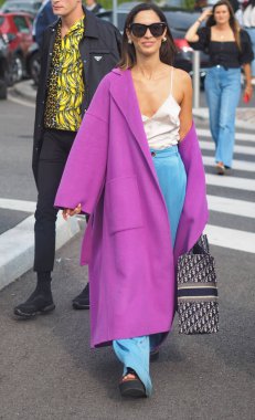 Milan moda haftası boyunca Prada defilesinden önce moda blogcusu sokak tarzı kıyafet