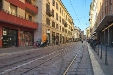  Hafta içi Naviglio Grande bölgesinde Milano şehir manzarası.