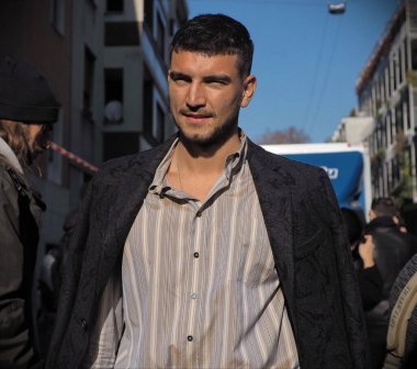  Marco Fantini, Milano moda haftası 2020 'de Etro defilesinden sonra fotoğrafçılara poz veriyor.