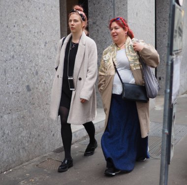 Moda blogcuları, Milano moda haftasında Marco Rambaldi moda defilesinden önce sokak tarzı kıyafetler, 2020 kış koleksiyonları.