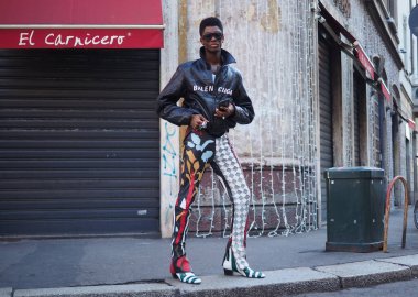   Milano moda haftası 2020 'de Etro defilesinden sonra fotoğrafçılara poz vermek