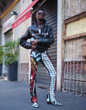   Milano moda haftası 2020 'de Etro defilesinden sonra fotoğrafçılara poz vermek