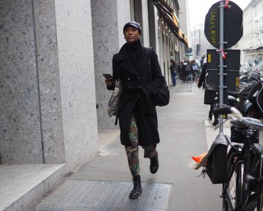 Milano moda haftasında Marco Rambaldi moda defilesinden önce moda blogcusu sokak tarzı kıyafet / kış koleksiyonları 2020