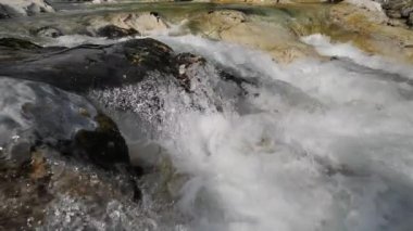 Ponte Nossa, Bergamo, Lombardy, İtalya 'daki River Serio geçidi