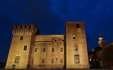 Mantova Dükü Sarayı, gece manzaralı. Lombardy, İtalya