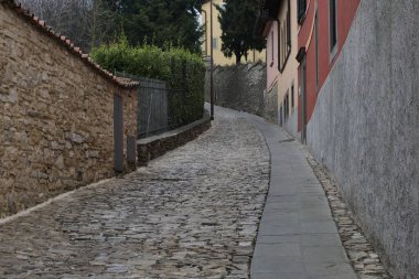   Lombardy İtalya 'nın Bergamo şehrinde ortaçağ taş merdiveni 
