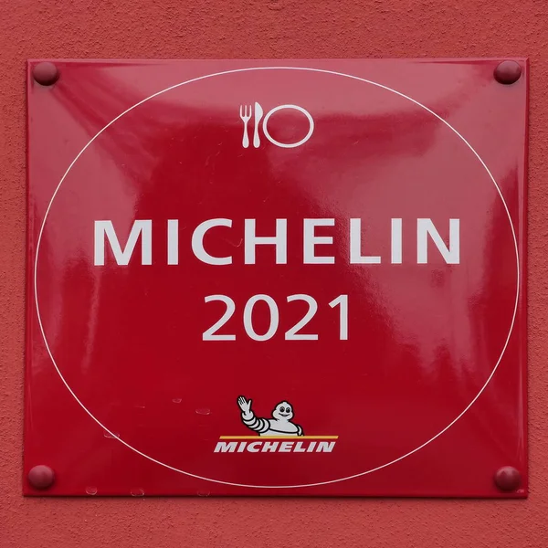  Duvarda Michelin restoranının sembolü. Michelin Rehberleri, Michelin tarafından bir asırdan uzun süredir yayımlanan bir dizi kılavuz kitaptır.