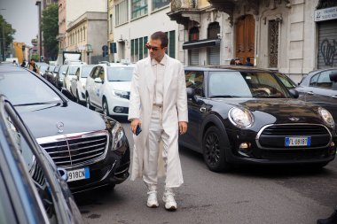 Moda blogcusu Carlo Sestini sokak tarzı kıyafet. Milano moda haftası / Yaz aylarında Boss moda şovundan önce.
