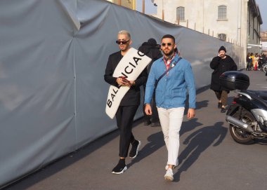 Moda blogcuları, Milano moda haftası boyunca Daks moda defilesinden önce sokak stili kıyafetleri.