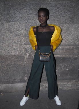 Moda blogcusu sokak tarzı kıyafet Milano moda haftası sonbahar / kış koleksiyonları